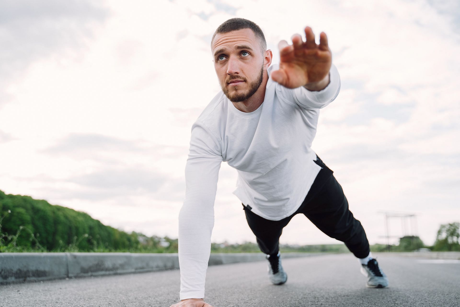 Perform the bird dog exercise to strengthen your back and core muscles (Image via Pexels @Gustavo Fring)